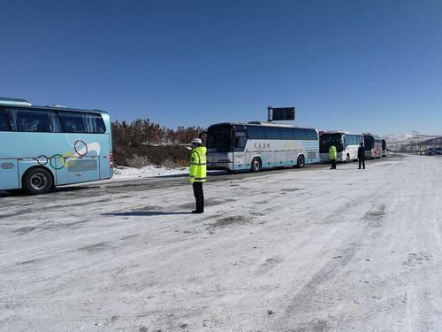 呼伦贝尔大雪 旅游大巴被困1天1夜